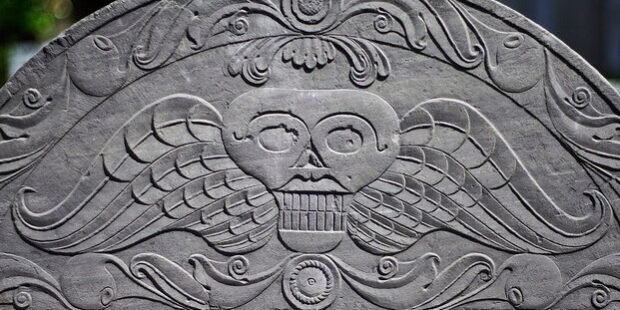 What does a skull with wings mean on a grave