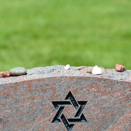 What is written on Jewish headstones What is written on Jewish headstones