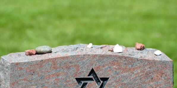 What is written on Jewish headstones What is written on Jewish headstones
