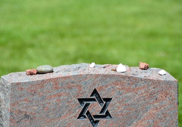 What is written on Jewish headstones What is written on Jewish headstones