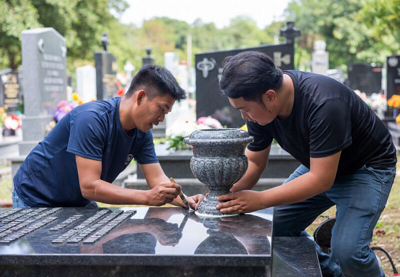 What is the best glue to attach a vase to a headstone2